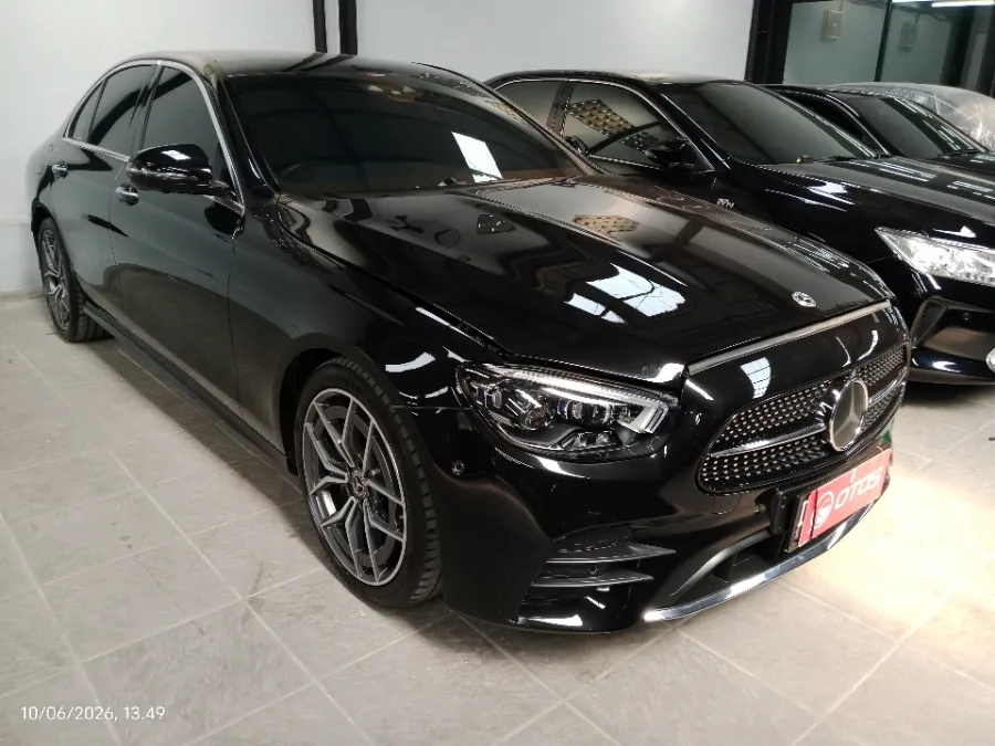 Foto Mobil Bekas Kanan Depan Mercedes-Benz E300 2.0 tahun 2022