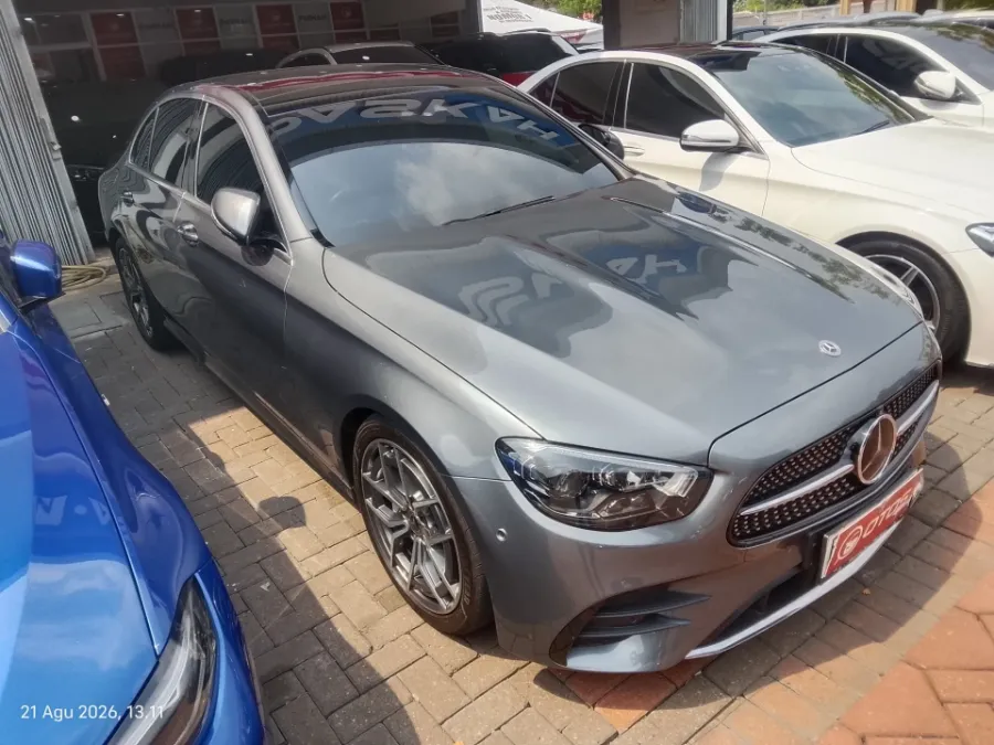 Foto Mobil Bekas Kanan Depan Mercedes-Benz E300 2.0 tahun 2022