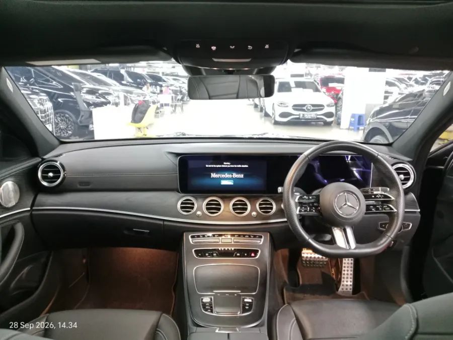 Foto Mobil Bekas Dashboard Mercedes-Benz E300 2.0 tahun 2023