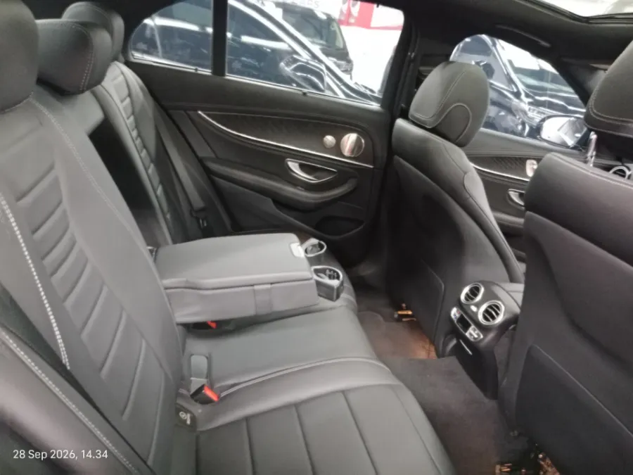Foto Mobil Bekas Kabin Belakang Mercedes-Benz E300 2.0 tahun 2023
