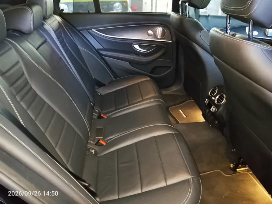 Foto Mobil Bekas Kabin Belakang Mercedes-Benz E300 2.0 tahun 2023