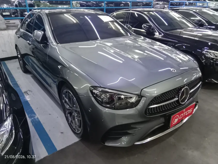 Foto Mobil Bekas Kanan Depan Mercedes-Benz E300 2.0 tahun 2023
