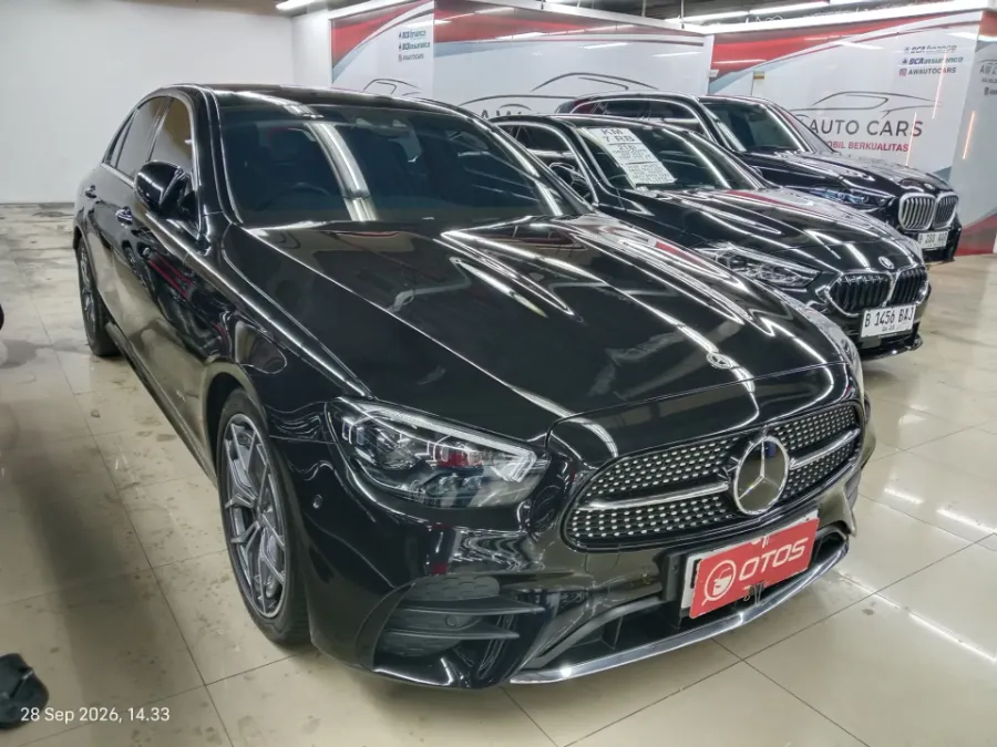 Foto Mobil Bekas Kanan Depan Mercedes-Benz E300 2.0 tahun 2023