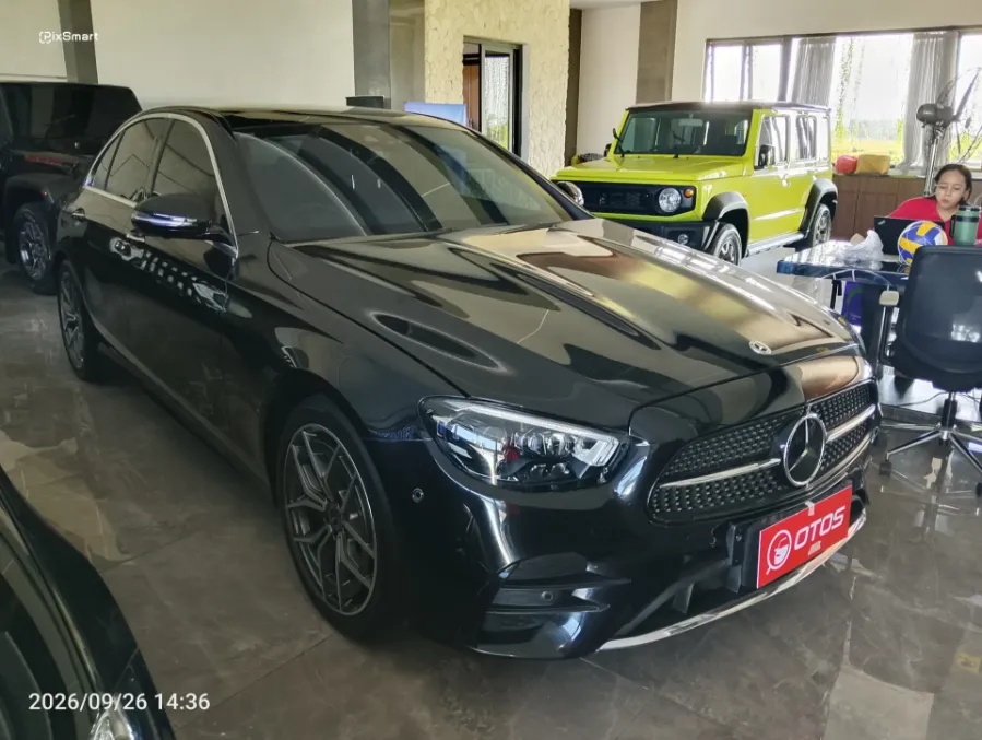 Foto Mobil Bekas Kanan Depan Mercedes-Benz E300 2.0 tahun 2023