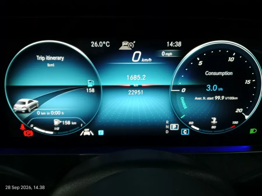 Foto Mobil Bekas Odometer Mercedes-Benz E300 2.0 tahun 2023