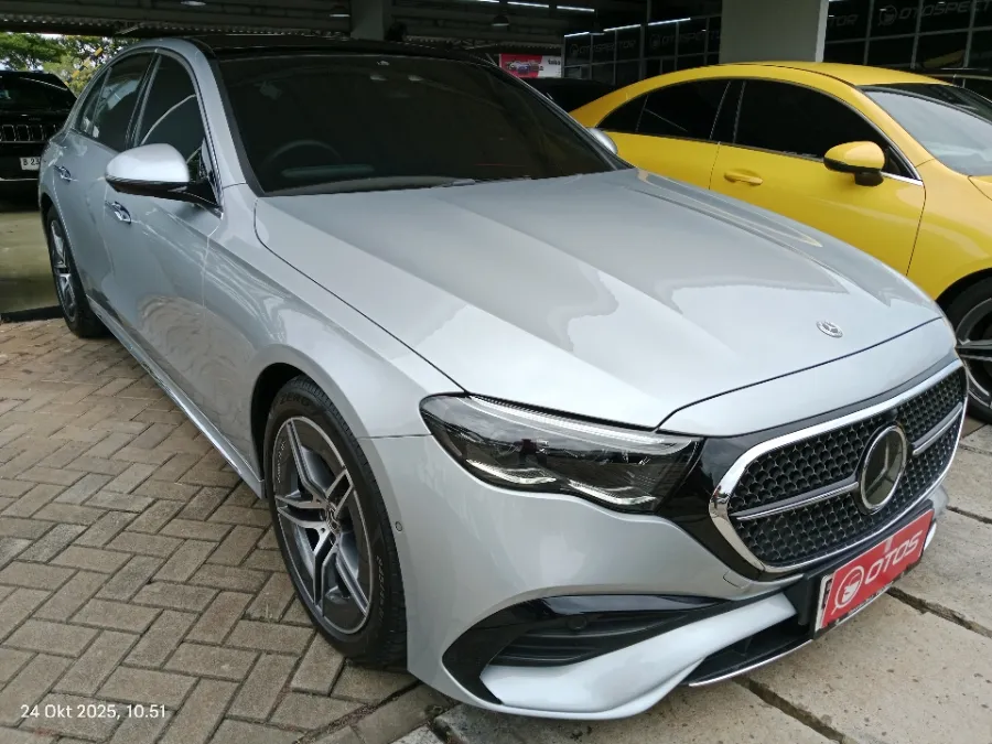 Foto Mobil Bekas Kanan Depan Mercedes-Benz E300 2.0 tahun 2024