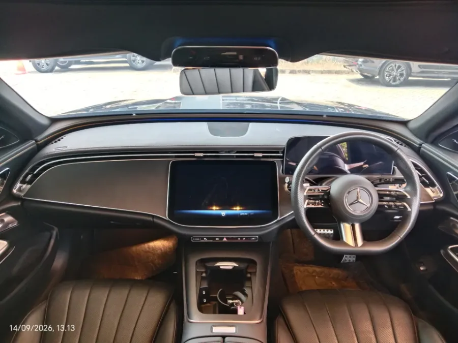 Foto Mobil Bekas Dashboard Mercedes-Benz E300 2.0 tahun 2025