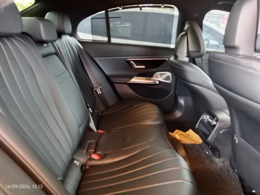 Foto Mobil Bekas Kabin Belakang Mercedes-Benz E300 2.0 tahun 2025