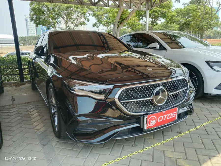 Foto Mobil Bekas Kanan Depan Mercedes-Benz E300 2.0 tahun 2025