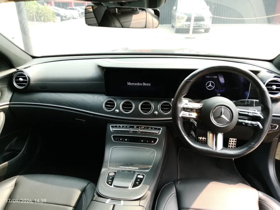 Foto Mobil Bekas Dashboard Mercedes-Benz E300 2.0 AMG Line tahun 2021