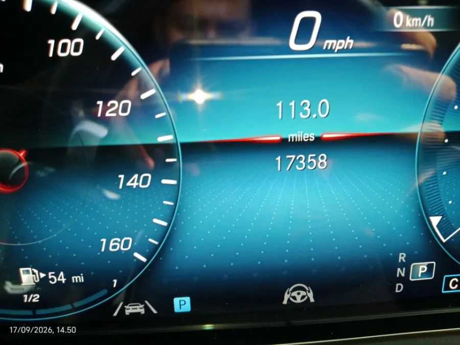 Foto Mobil Bekas Odometer Mercedes-Benz E300 2.0 AMG Line tahun 2021