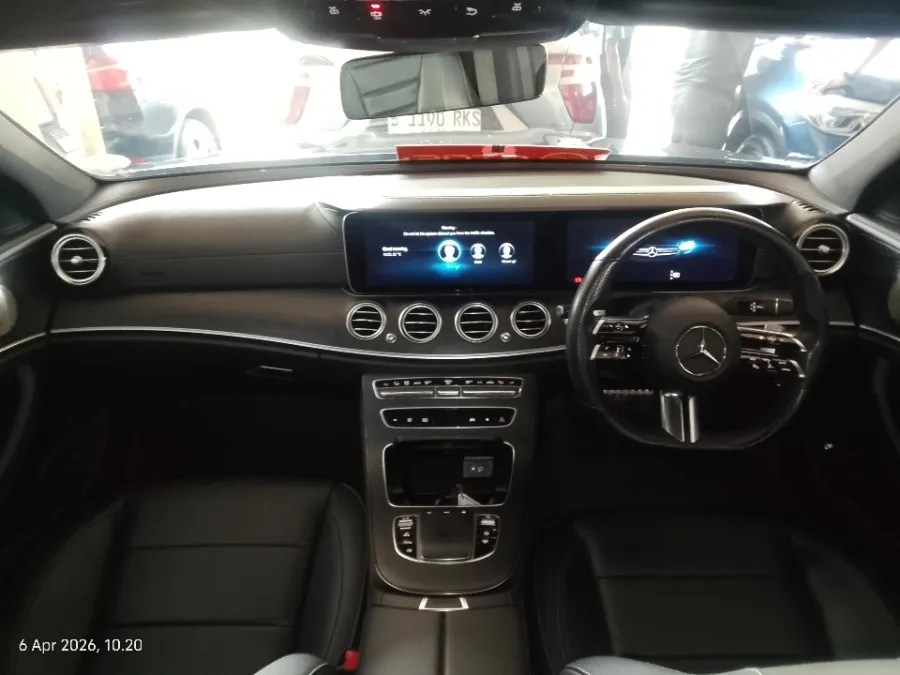 Foto Mobil Bekas Dashboard Mercedes-Benz E300 2.0 AMG Line tahun 2022