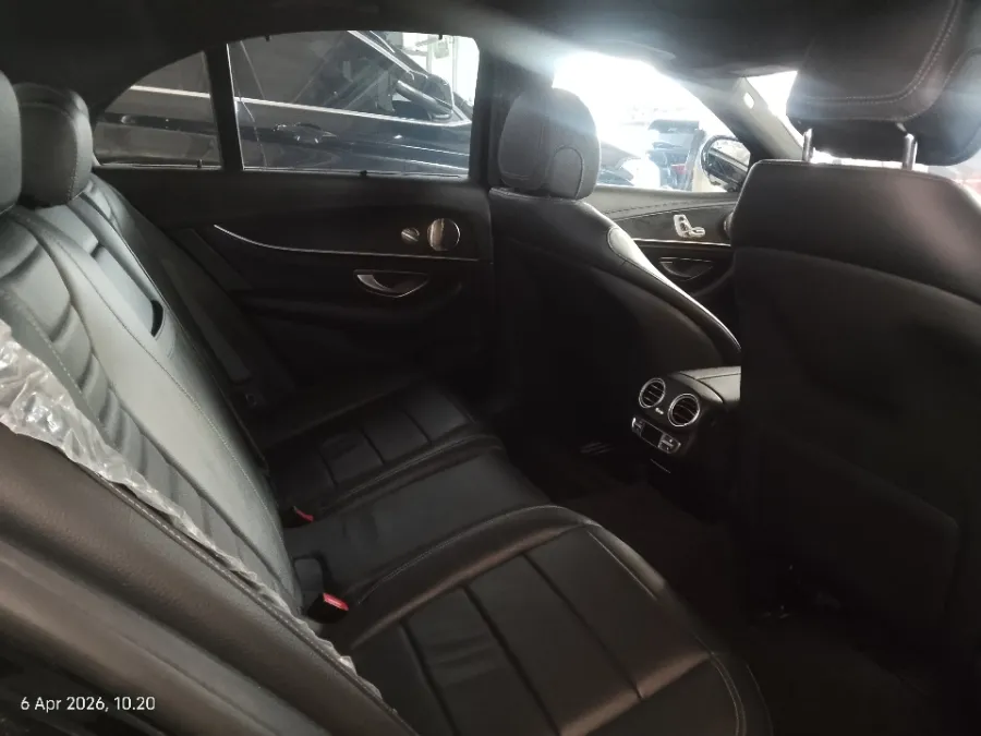 Foto Mobil Bekas Kabin Belakang Mercedes-Benz E300 2.0 AMG Line tahun 2022