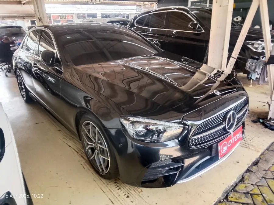 Foto Mobil Bekas Kanan Depan Mercedes-Benz E300 2.0 AMG Line tahun 2022