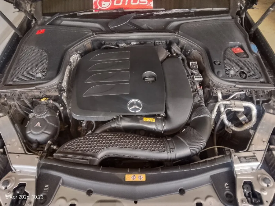 Foto Mobil Bekas Mesin Mercedes-Benz E300 2.0 AMG Line tahun 2022