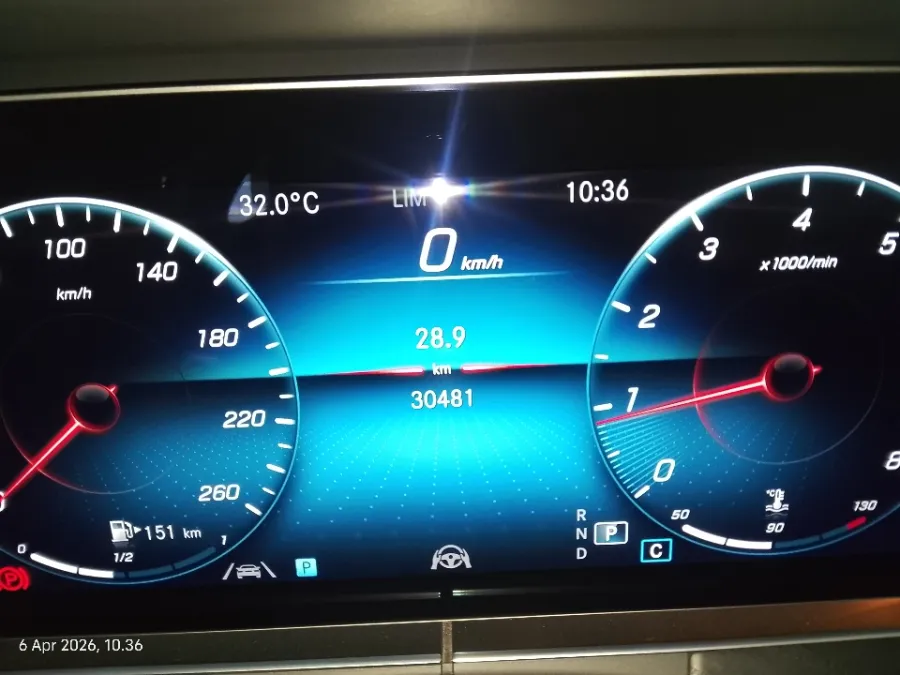 Foto Mobil Bekas Odometer Mercedes-Benz E300 2.0 AMG Line tahun 2022
