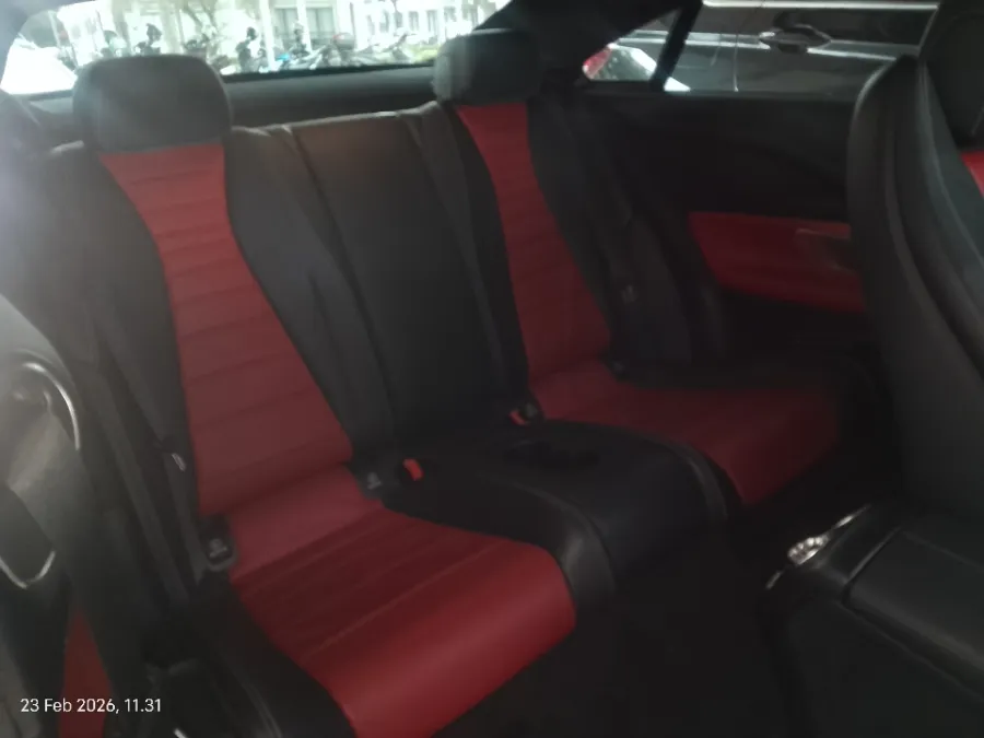 Foto Mobil Bekas Kabin Belakang Mercedes-Benz E300 2.0 Coupe AMG Line tahun 2017