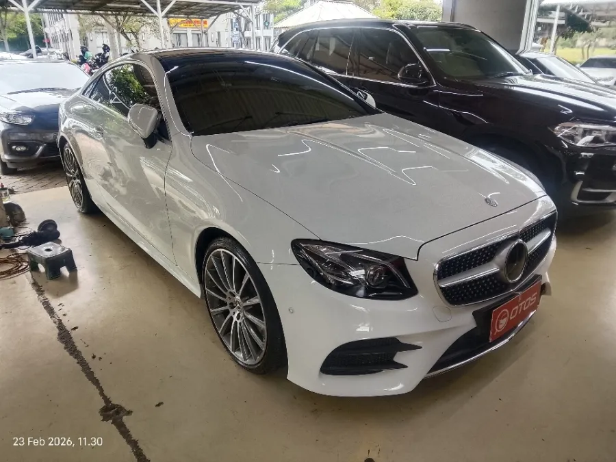 Foto Mobil Bekas Kanan Depan Mercedes-Benz E300 2.0 Coupe AMG Line tahun 2017