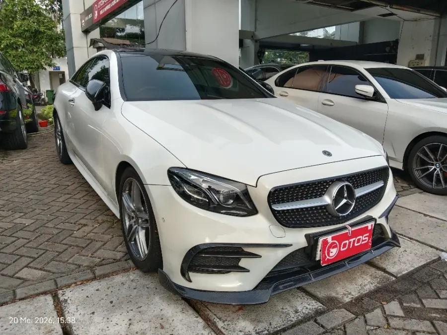 Foto Mobil Bekas Kanan Depan Mercedes-Benz E300 2.0 Coupe AMG Line tahun 2018