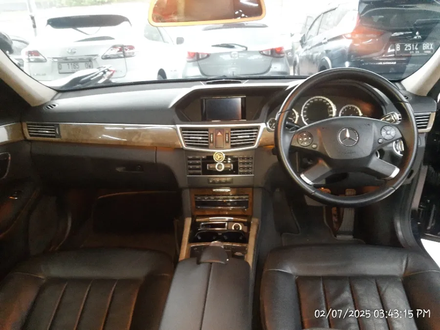 Foto Mobil Bekas Dashboard Mercedes-Benz E300 3.0 tahun 2011