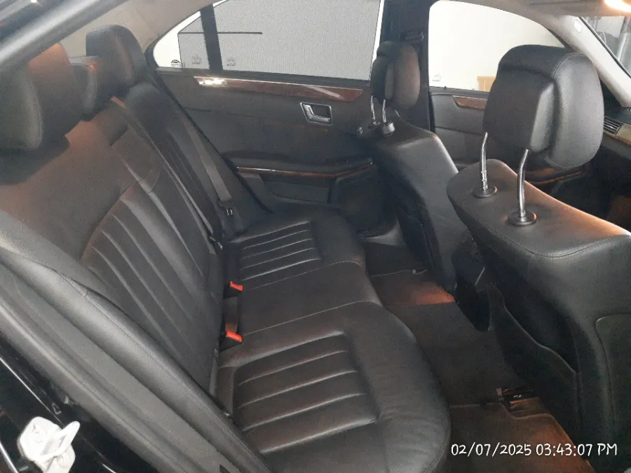 Foto Mobil Bekas Kabin Belakang Mercedes-Benz E300 3.0 tahun 2011