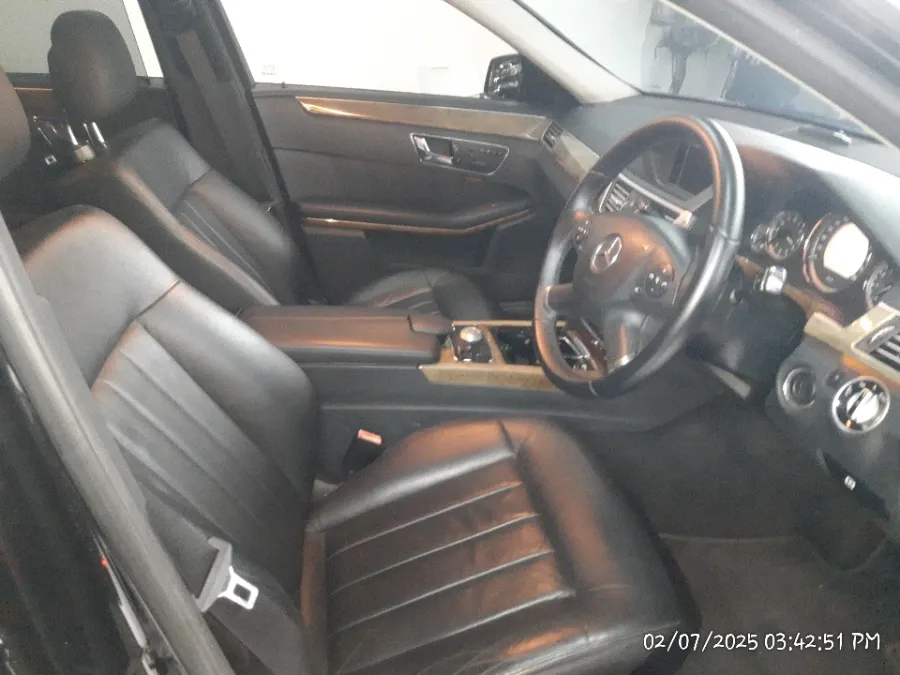 Foto Mobil Bekas Kabin Depan Mercedes-Benz E300 3.0 tahun 2011