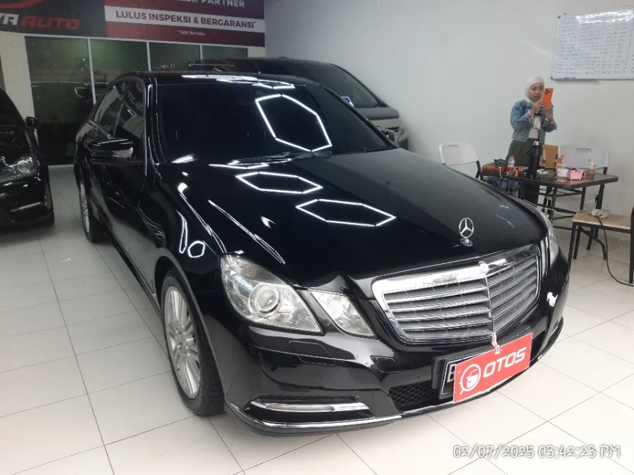 Foto Mobil Bekas Kanan Depan Mercedes-Benz E300 3.0 tahun 2011
