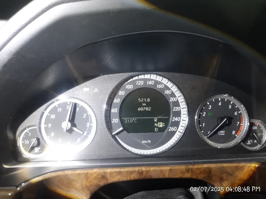 Foto Mobil Bekas Odometer Mercedes-Benz E300 3.0 tahun 2011