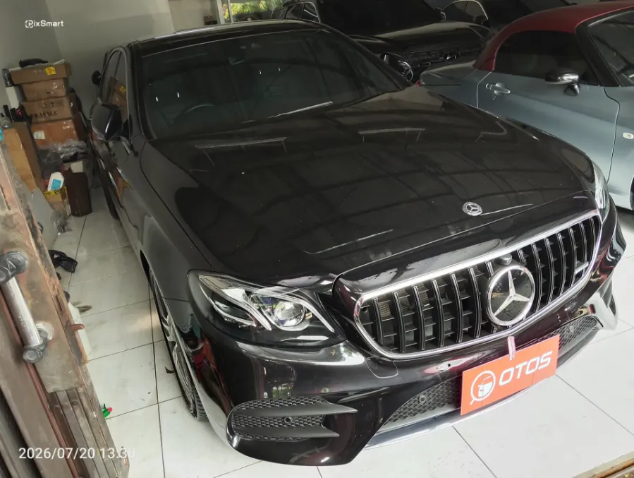 Foto Mobil Bekas Kanan Depan Mercedes-Benz E350 2.0 tahun 2019