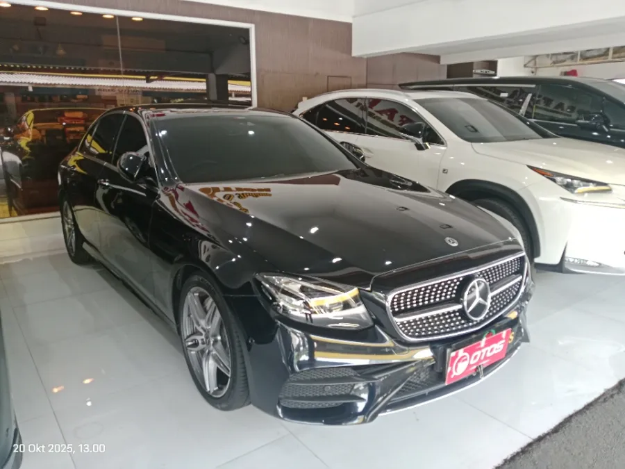 Foto Mobil Bekas Kanan Depan Mercedes-Benz E350 2.0 tahun 2019