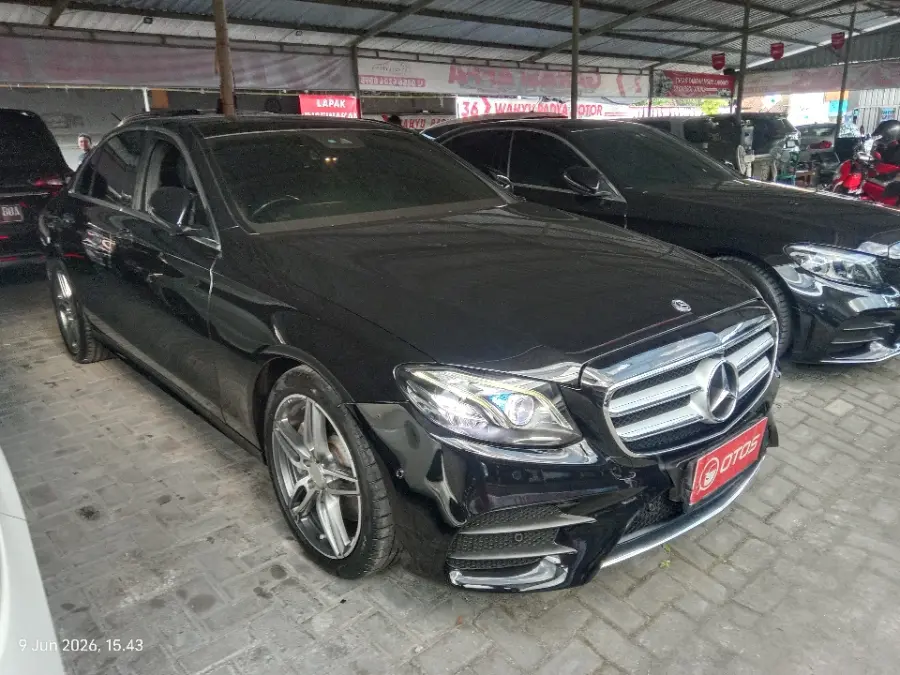 Foto Mobil Bekas Kanan Depan Mercedes-Benz E350 2.0 tahun 2019