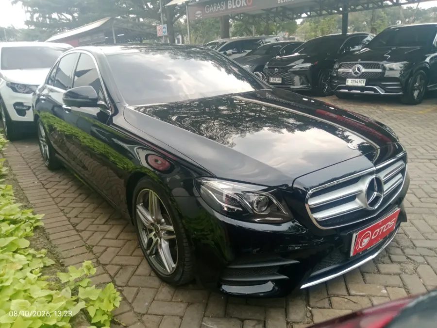 Foto Mobil Bekas Kanan Depan Mercedes-Benz E350 2.0 tahun 2019