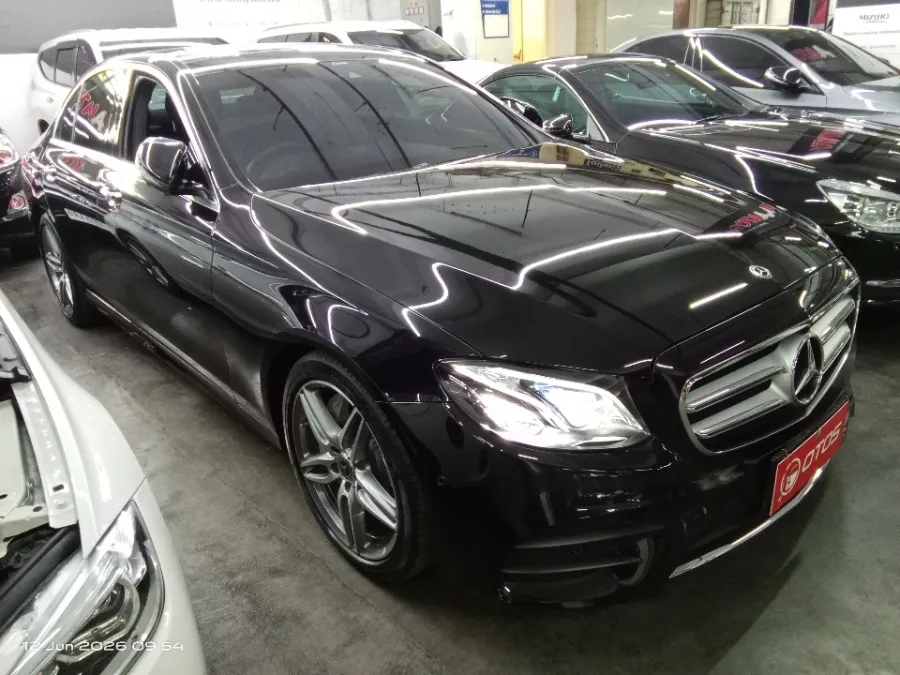 Foto Mobil Bekas Kanan Depan Mercedes-Benz E350 2.0 tahun 2020