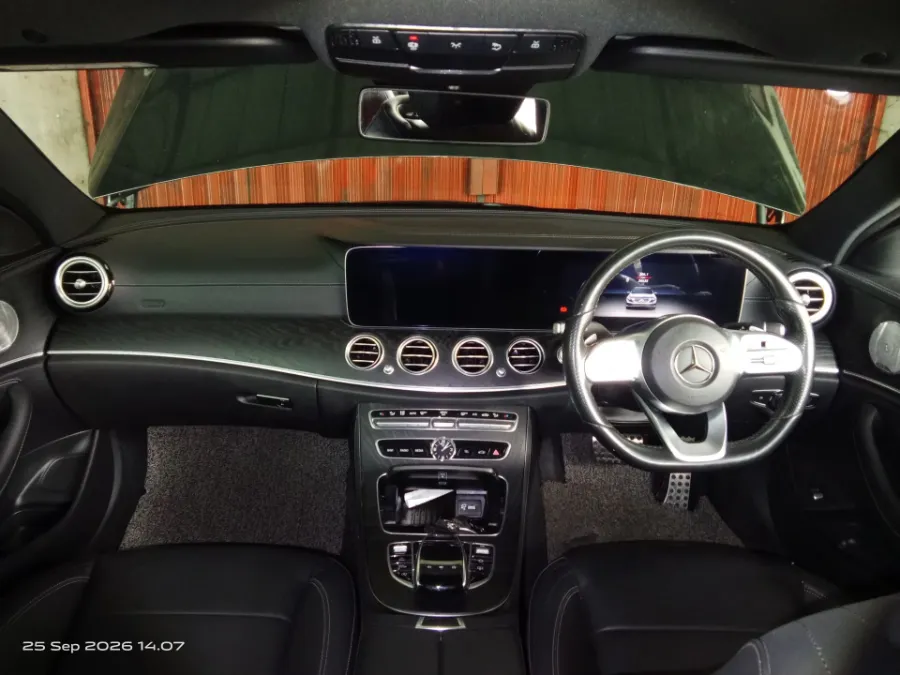Foto Mobil Bekas Dashboard Mercedes-Benz E350 2.0 tahun 2021
