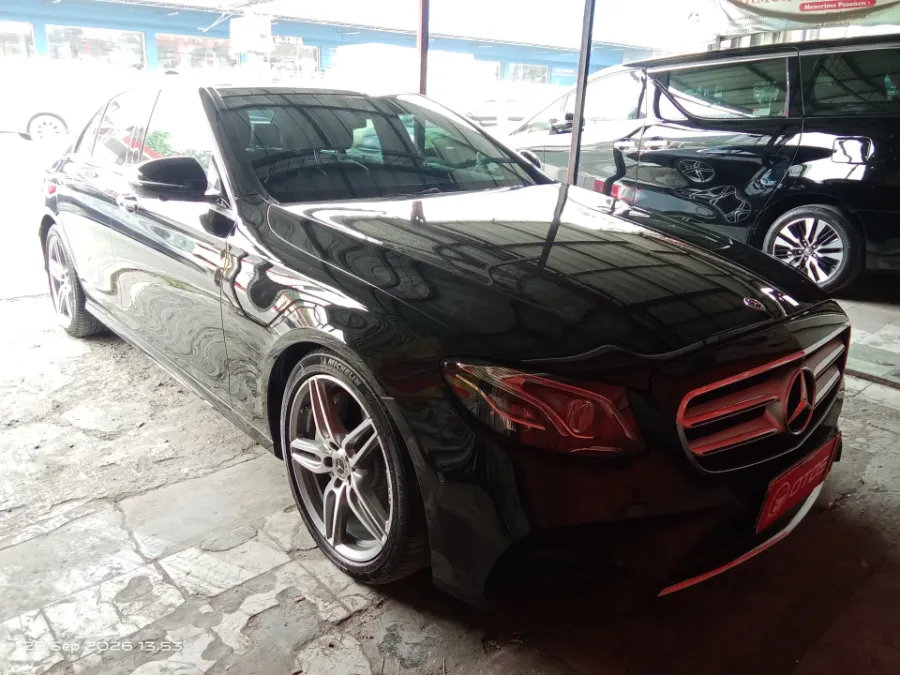 Foto Mobil Bekas Kanan Depan Mercedes-Benz E350 2.0 tahun 2021