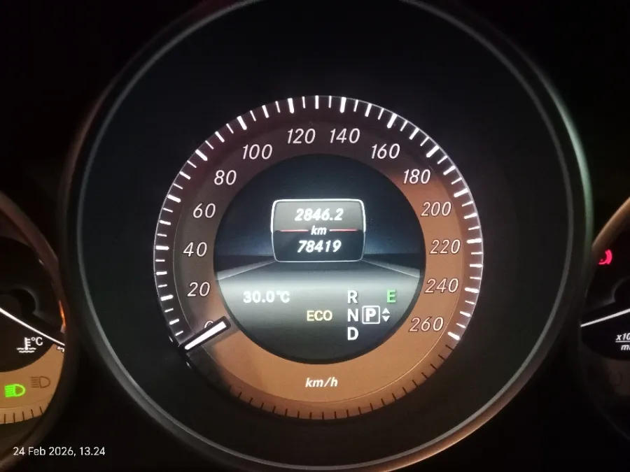 Foto Mobil Bekas Odometer Mercedes-Benz E400 3.0 tahun 2014
