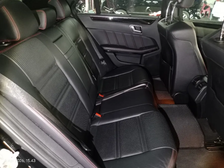 Foto Mobil Bekas Kabin Belakang Mercedes-Benz E400 3.0 tahun 2016
