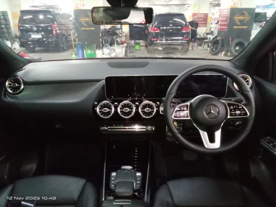 Foto Mobil Bekas Dashboard Mercedes-Benz GLA200 1.3 tahun 2020