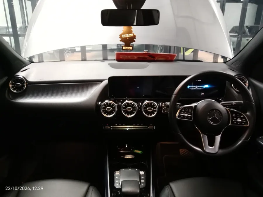 Foto Mobil Bekas Dashboard Mercedes-Benz GLA200 1.3 tahun 2020
