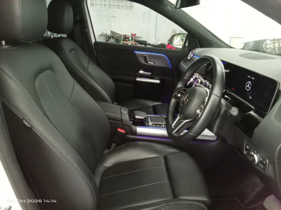 Foto Mobil Bekas Kabin Depan Mercedes-Benz GLA200 1.3 tahun 2020