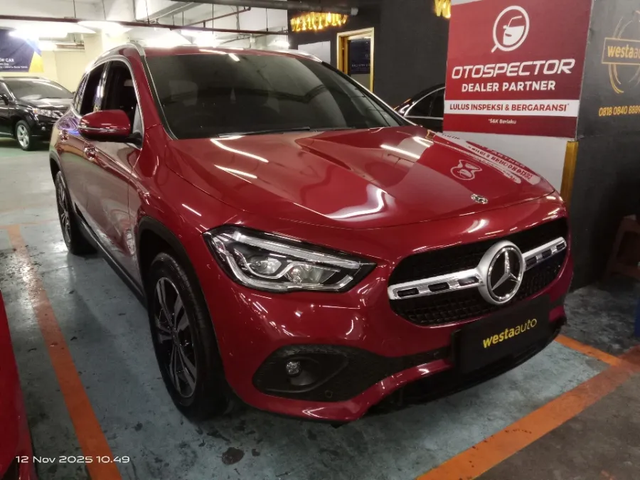 Foto Mobil Bekas Kanan Depan Mercedes-Benz GLA200 1.3 tahun 2020