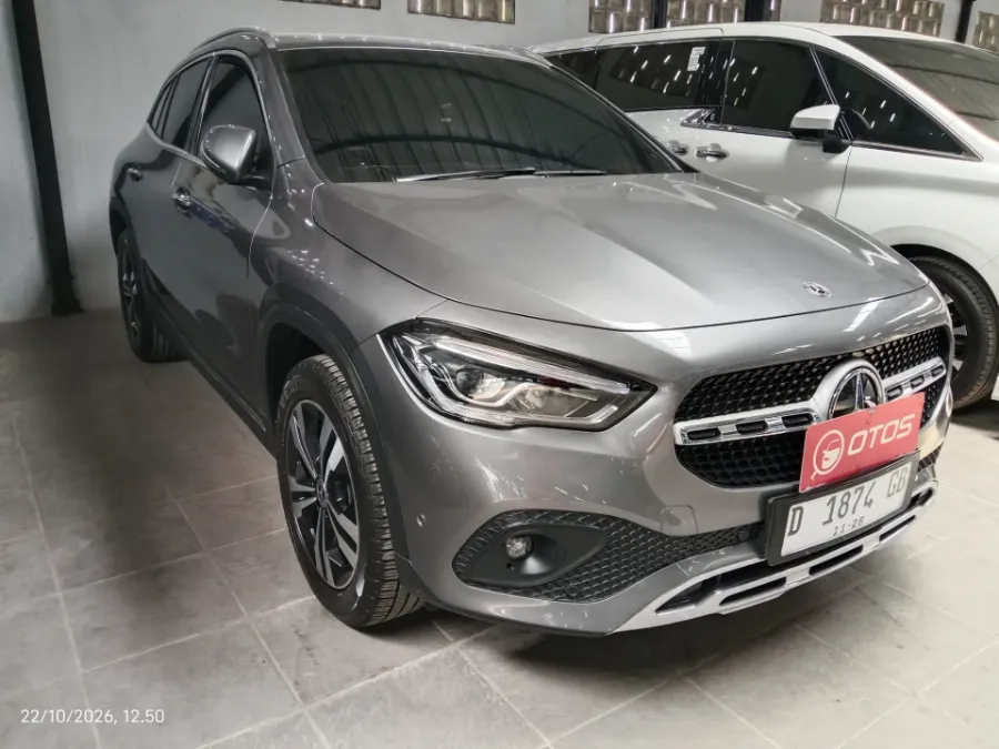 Foto Mobil Bekas Kanan Depan Mercedes-Benz GLA200 1.3 tahun 2020