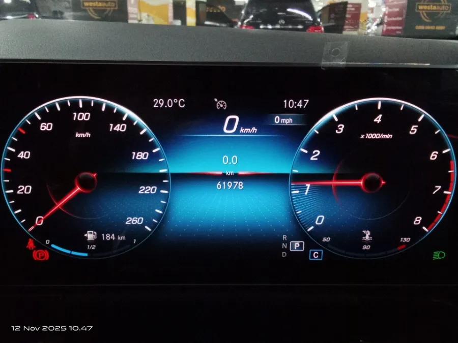 Foto Mobil Bekas Odometer Mercedes-Benz GLA200 1.3 tahun 2020