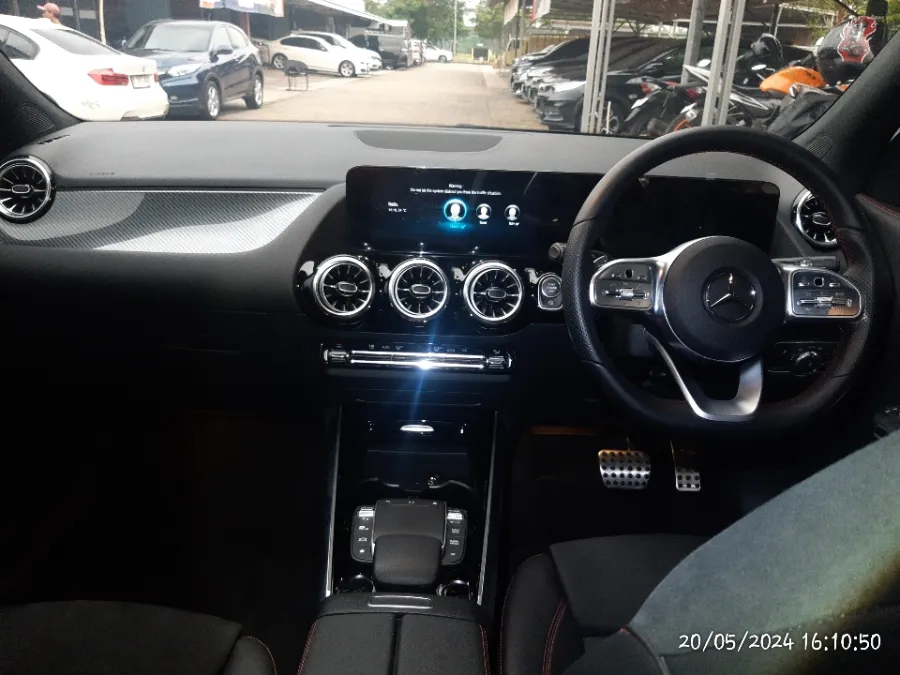 Foto Mobil Bekas Dashboard Mercedes-Benz GLA200 1.3 tahun 2021