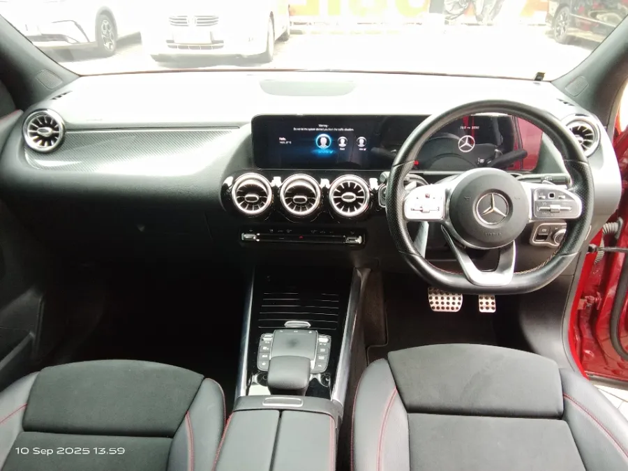 Foto Mobil Bekas Dashboard Mercedes-Benz GLA200 1.3 tahun 2021