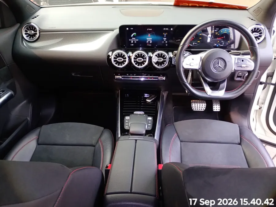 Foto Mobil Bekas Dashboard Mercedes-Benz GLA200 1.3 tahun 2021