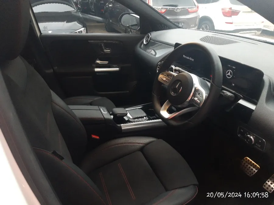 Foto Mobil Bekas Kabin Depan Mercedes-Benz GLA200 1.3 tahun 2021