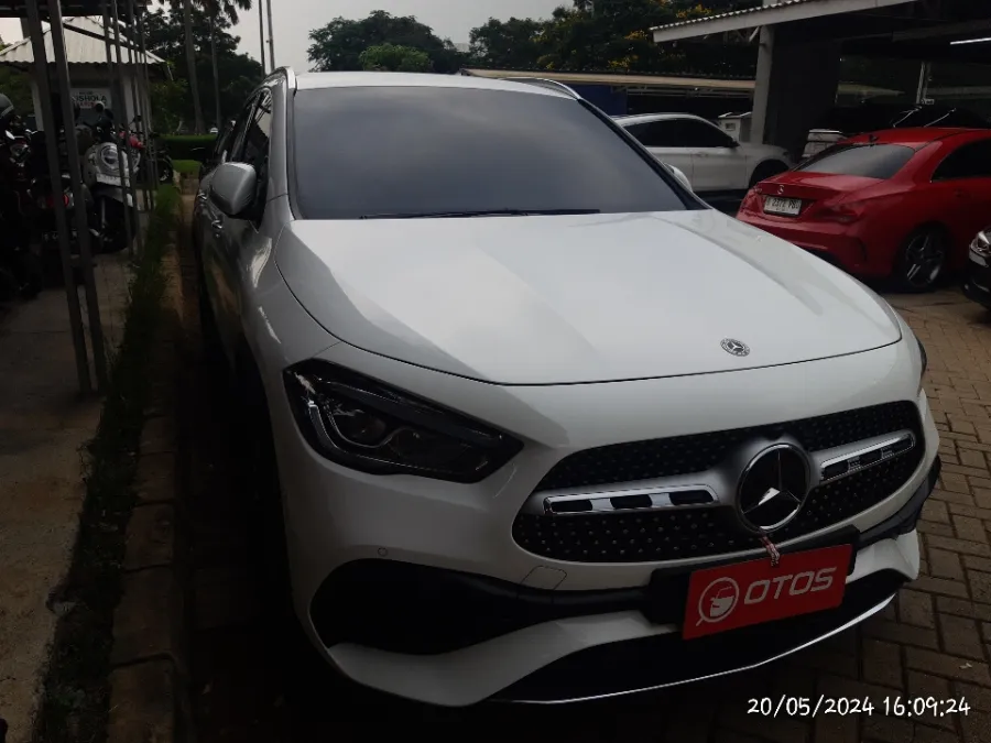 Foto Mobil Bekas Kanan Depan Mercedes-Benz GLA200 1.3 tahun 2021