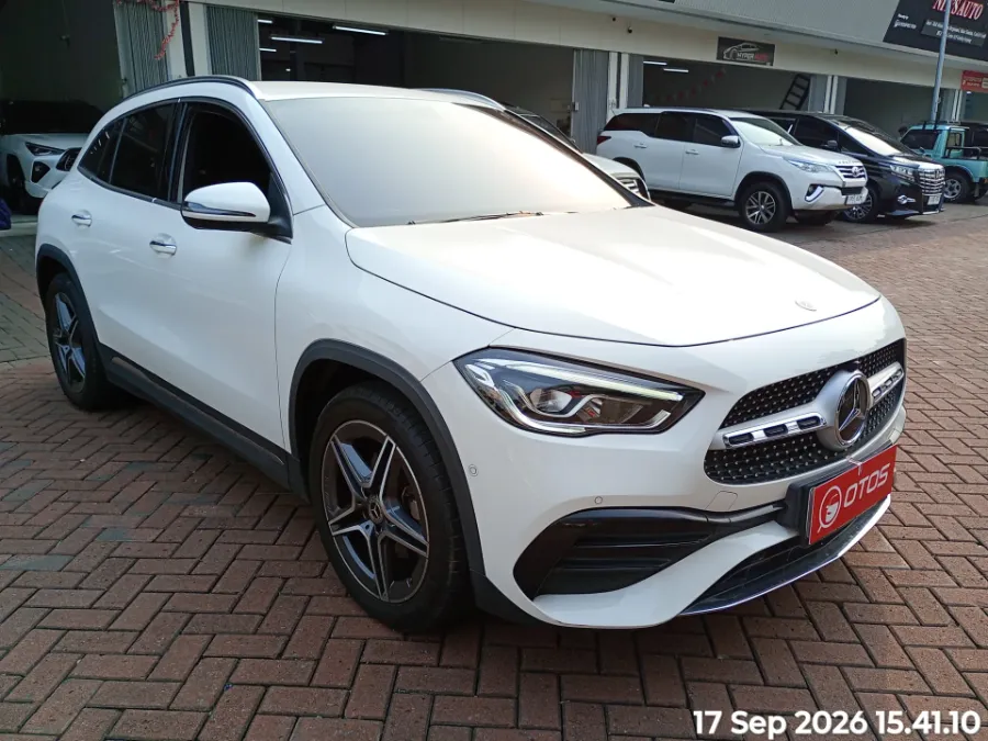 Foto Mobil Bekas Kanan Depan Mercedes-Benz GLA200 1.3 tahun 2021