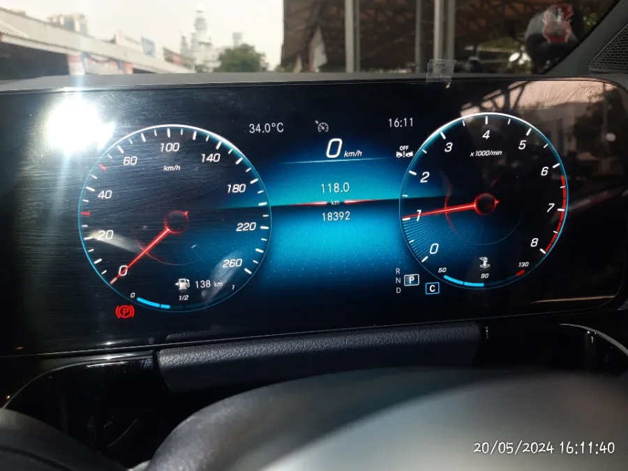 Foto Mobil Bekas Odometer Mercedes-Benz GLA200 1.3 tahun 2021